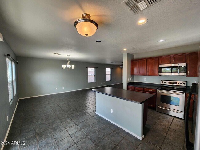 Building Photo - 40443 W Helen Ct