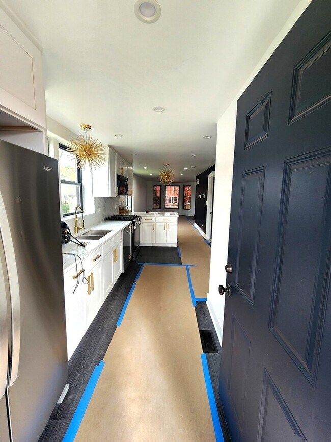 Building Photo - 243 W Swann St