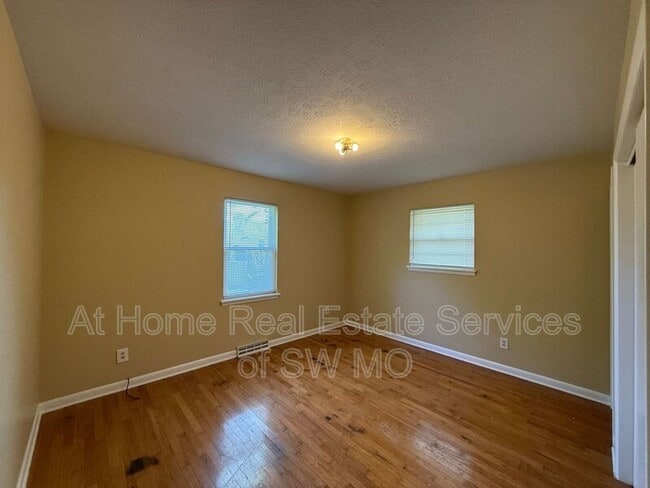 Building Photo - 516 E Stanford St