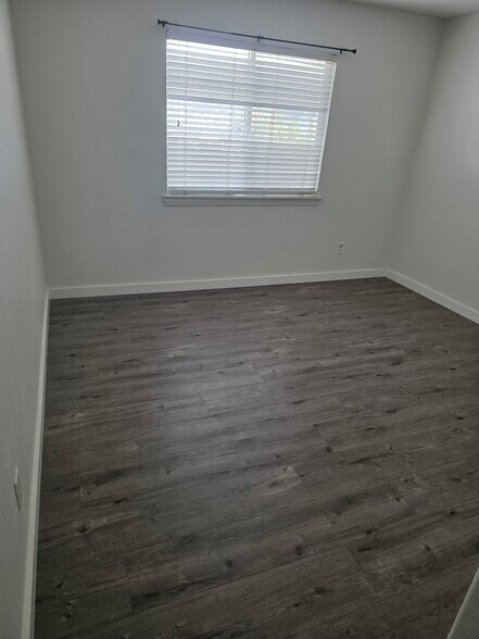 Building Photo - 39271 Memory Dr