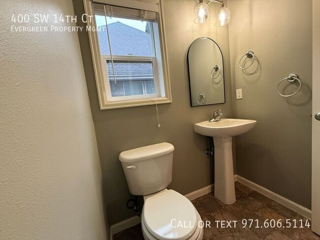 Building Photo - 400 SW 14th Ct