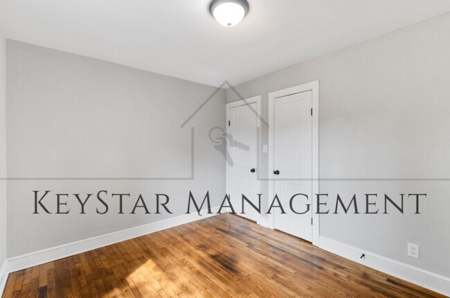 Building Photo - 429 Henry St