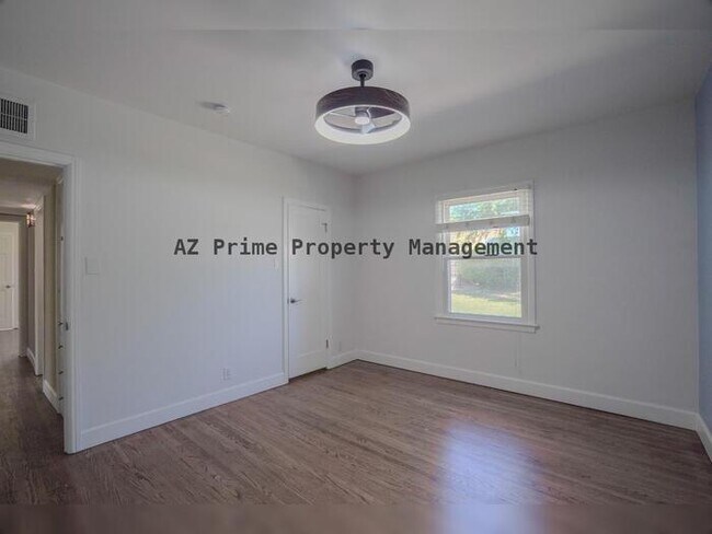 Building Photo - 6521 N 11th Ave