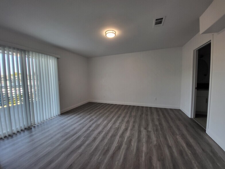 Building Photo - 14614 Vanowen St