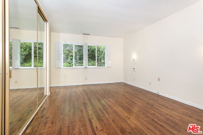 Building Photo - 1117 Roscomare Rd