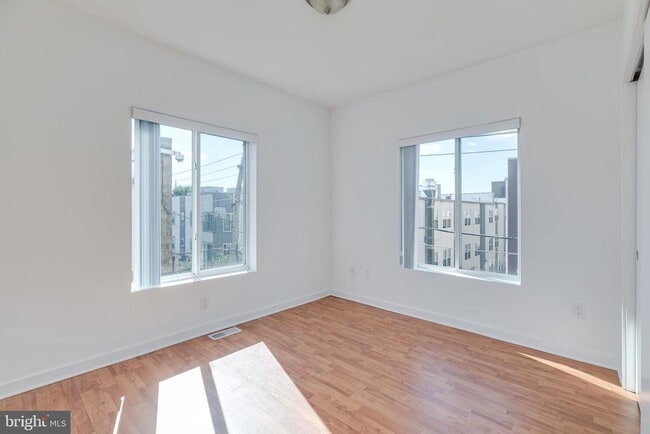 Building Photo - 228 W George St