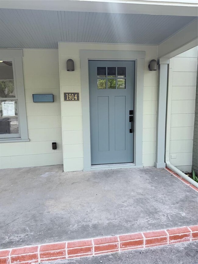 Building Photo - 1914 W Magnolia Ave