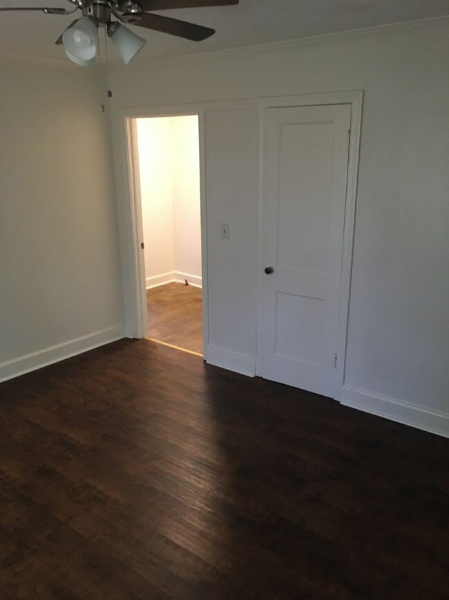 Building Photo - Large 2/1 Home, includes bonus room- Sherwood Forest- $995