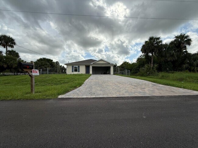 Building Photo - 3051 S Beechwood Cir