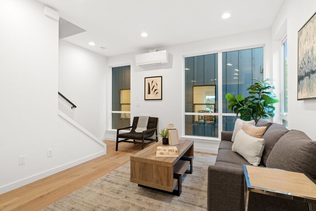 Building Photo - Like new 2 bedroom townhome in Georgetown