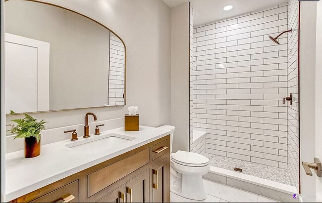 Building Photo - Luxurious 3 bed 3 bath townhome in Glen Ellyn