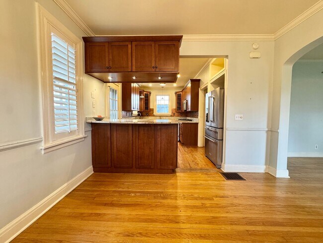 Building Photo - 5 Bedroom Home Between 12 South and Oak Hill