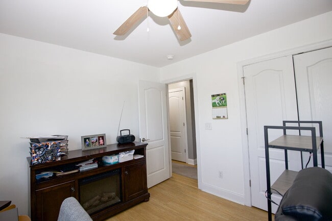Building Photo - Charming 3 BR/2BA Ranch with fully fenced ...