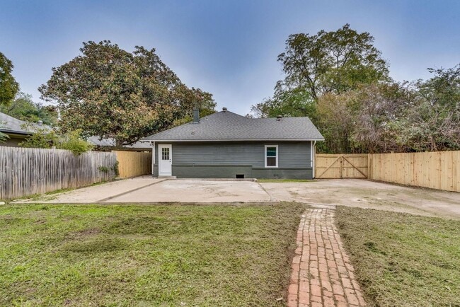 Building Photo - Beautiful home in Southwest Cleburne