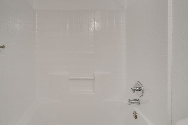 Building Photo - Great Freshly updated 3 bed 2 bath!