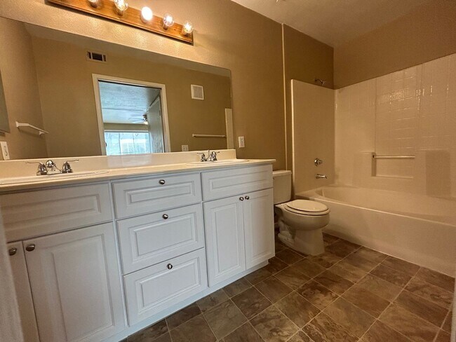 Building Photo - 1ST FLOOR CONDO UNIT 3 BEDROOM / 2.5 BATHROOMS LOCATED IN A GATED COMMUNITY!