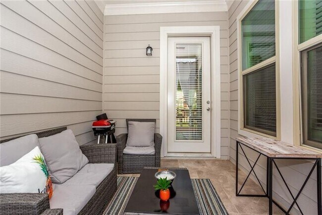 Building Photo - Large 3 Bedroom Luxury Townhome on Silver ...