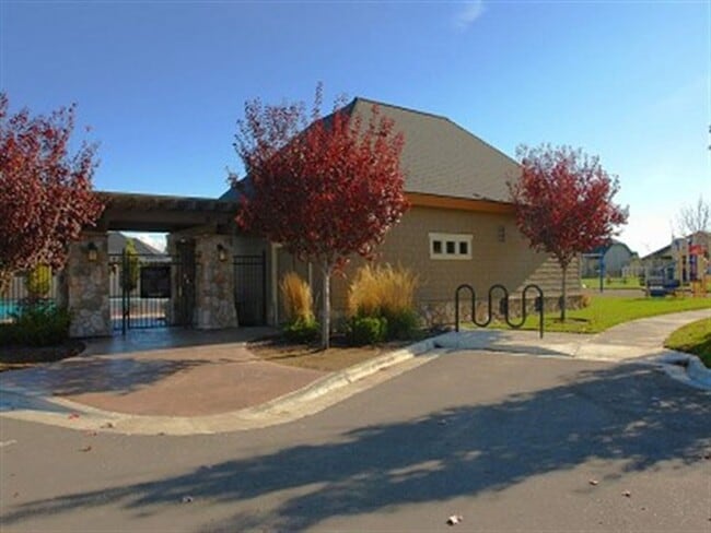 Building Photo - Lawn Care included!  4 bed 2.5 bath Neighb...