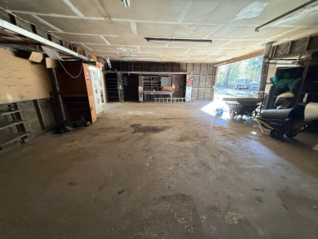 Building Photo - 3BED2BATH - NEWLY REMODELED WITH 3,000+ sq. ft. SHOP GARAGE, LARGE YARD, WASHER/DRYER HOOKUPS