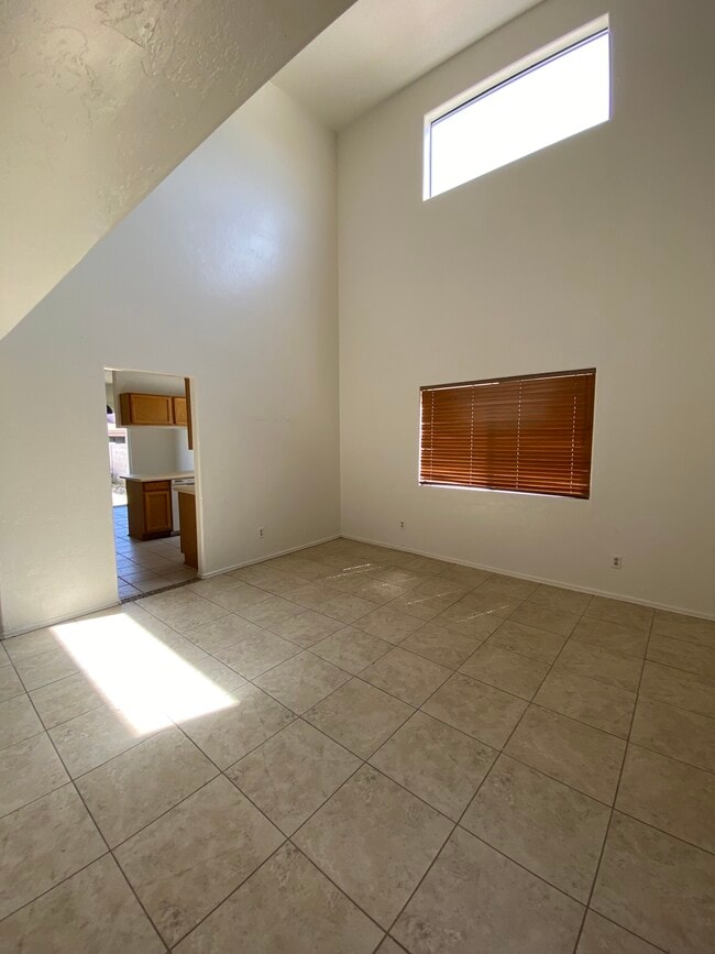 Building Photo - 1805 E Calle Grandiosa