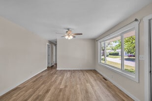 Building Photo - 8 Crestview Dr