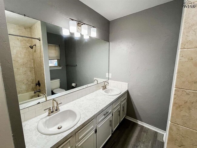 Building Photo - 4624 Trailwood Dr