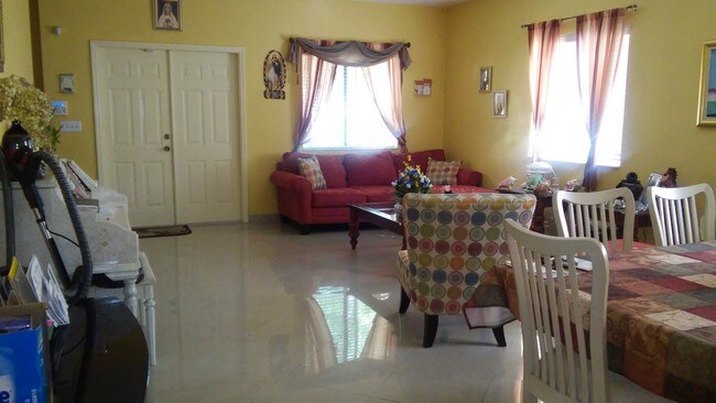 Entrance/Living Room - 865 SW 6th St