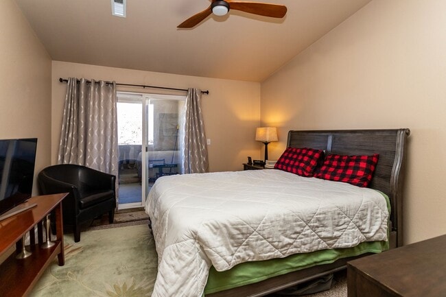 Building Photo - Beautiful upper-level condo in gated community!!!