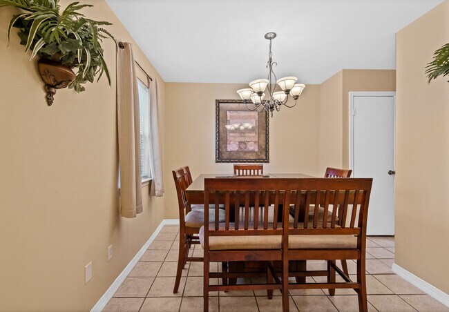Building Photo - 8426 Williamsburg Cir