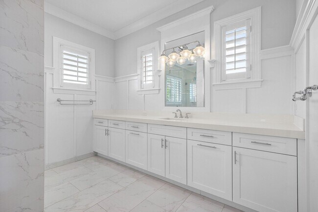 Building Photo - 2100 Notre Dame Dr