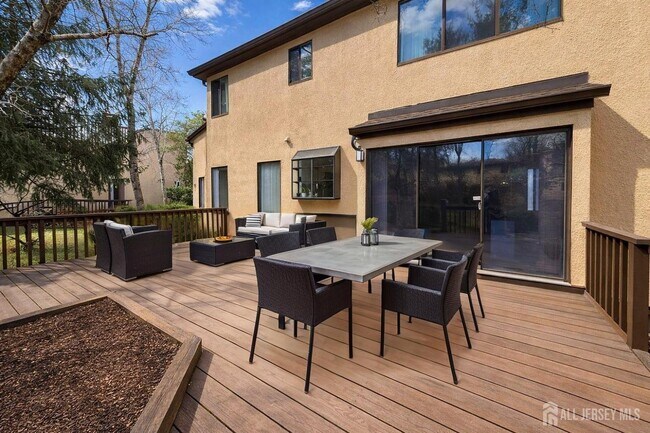 Building Photo - 470 Sayre Dr