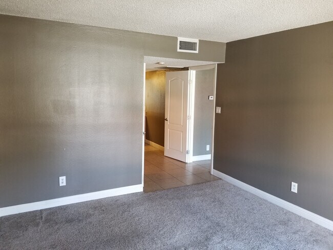 Building Photo - *HCVP considered*DOWNSTAIRS 1BD 1BA CONDO!
