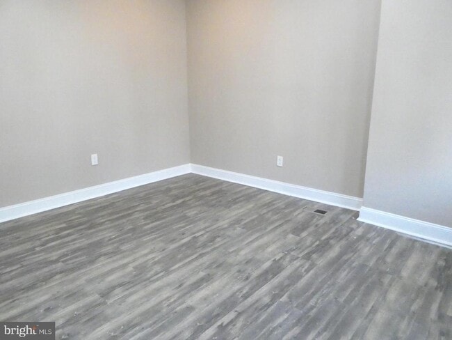 Building Photo - 328 N 52nd St