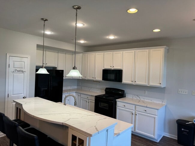 Building Photo - 8011 Forest Ridge Dr