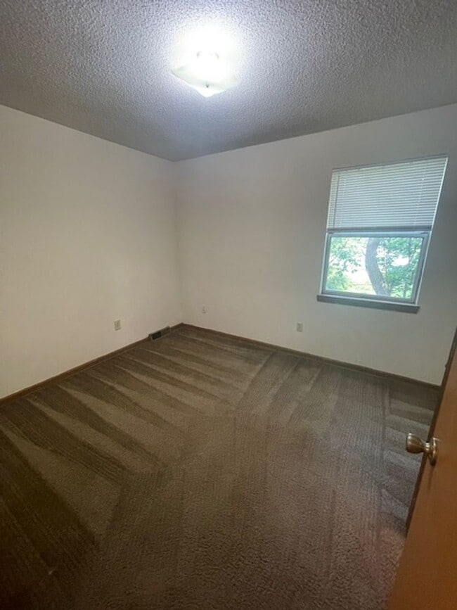 Building Photo - 3 Bedroom Townhome Close to College Avenue