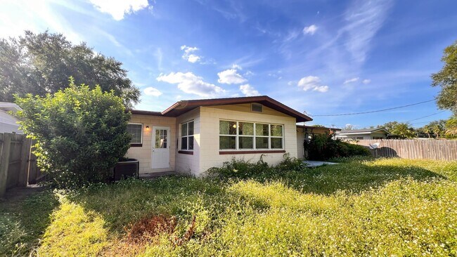 Building Photo - Timeless Charm Meets Modern Comfort in the Heart of Winter Park! WASHER & DRYER INCLUDED!
