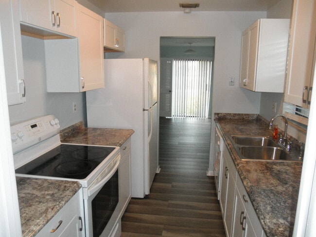 Building Photo - 4648 Summit Blvd