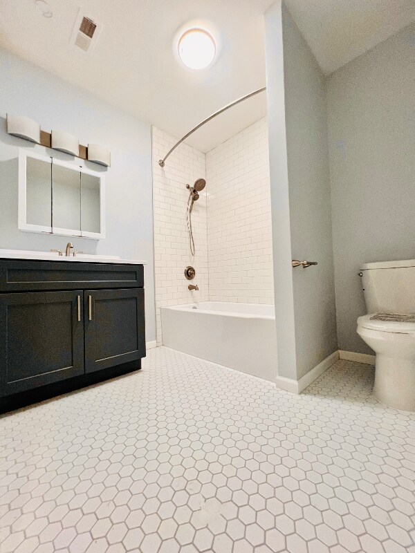 Building Photo - 2657 W North Ave