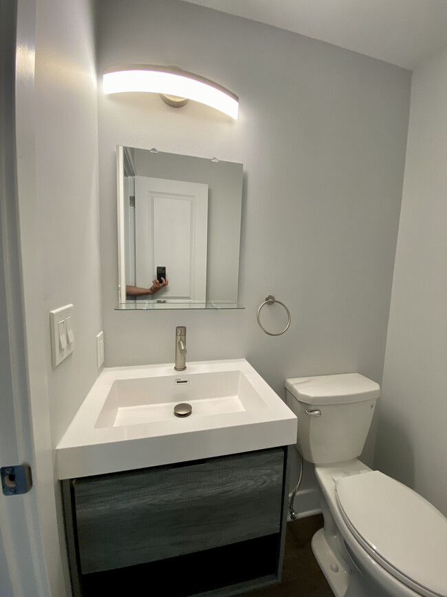 Powder room - 722 Lombard St