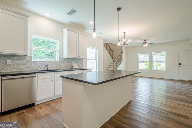 Building Photo - 90 Cerro St SW