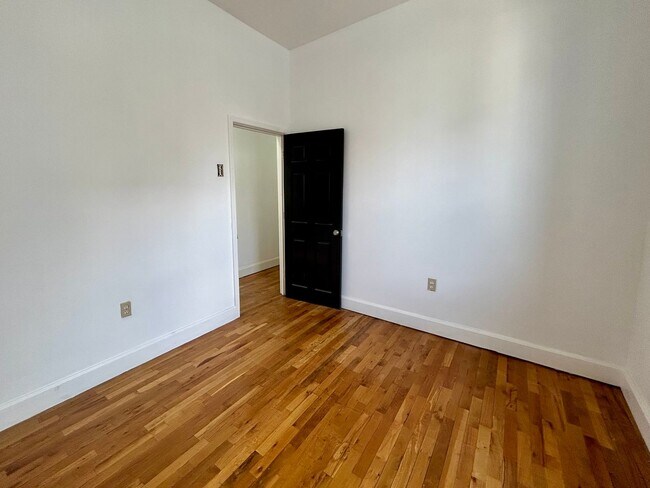Building Photo - 2823 W Girard Ave