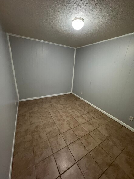 Building Photo - 519 E Churchwell Ave