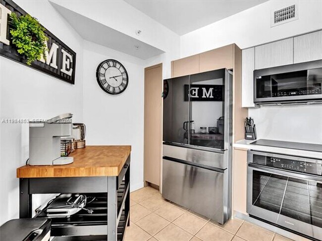 Building Photo - 17150 N Bay Rd