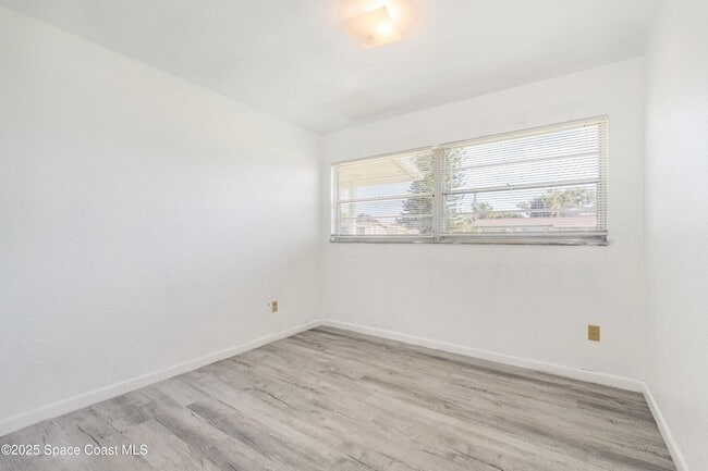 Building Photo - 557 Cox St