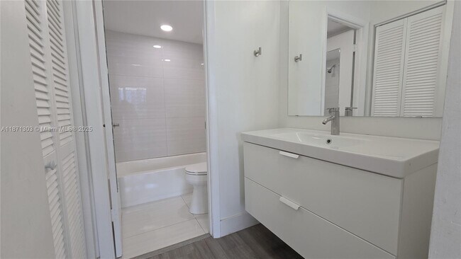 Building Photo - 1300 NE Miami Gardens Dr