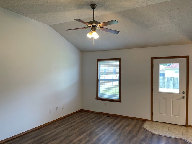 Building Photo - Great 3 bedroom 2 bathroom Home in Ozark A...