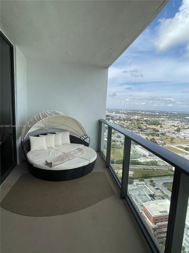 Building Photo - 1600 NE 1st Ave