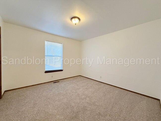 Building Photo - For Lease | South Tulsa Duplex | Available Now!