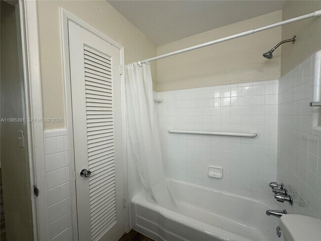 Building Photo - 5901 NE 18th Ave