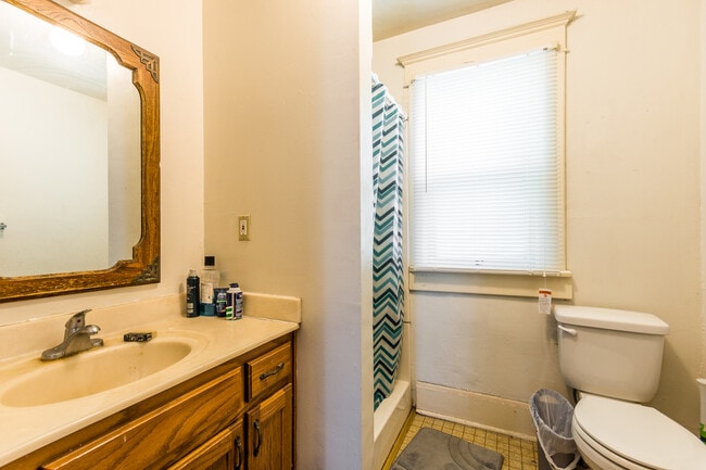 Building Photo - 353 N 15th St